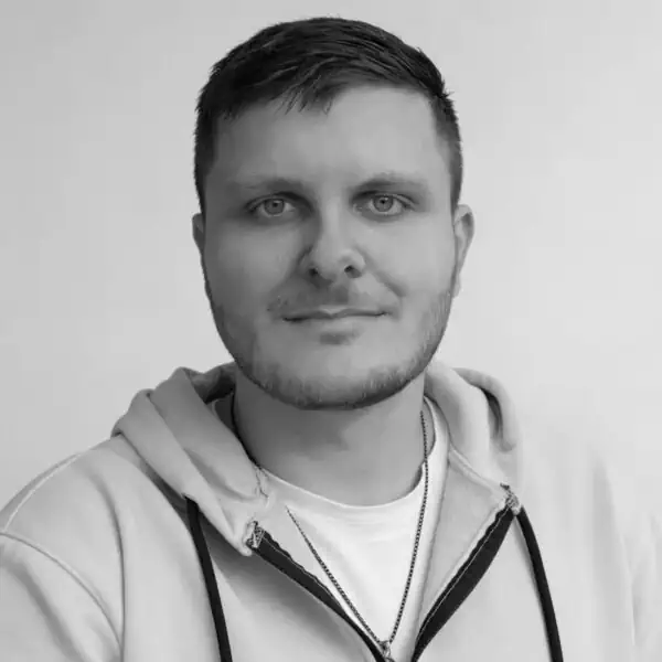 Portret van een man in een lichte hoodie.