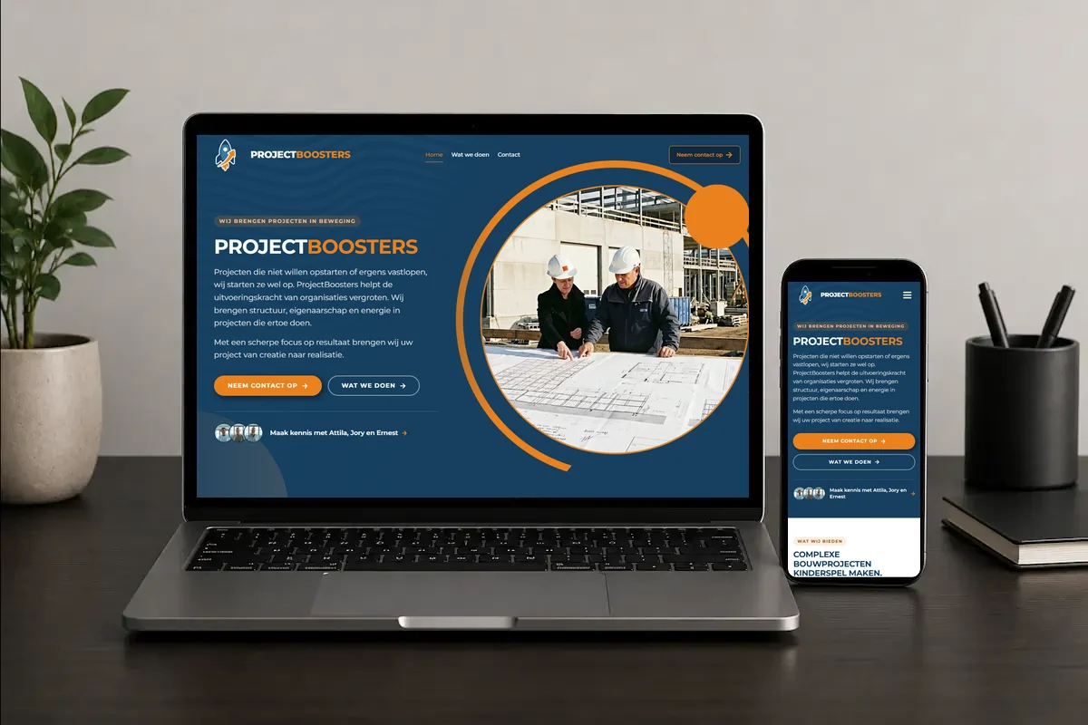 Nieuwe website van ProjectBoosters op een laptop en smartphone, met de homepage met de titel ProjectBoosters en een foto van twee mannen op een bouwplaats