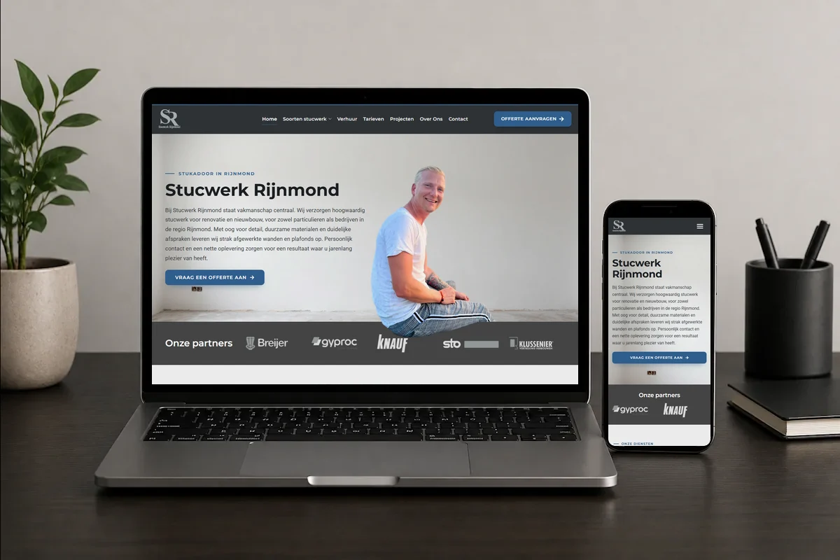 Website van Stucwerk Rijnmond op een laptop en smartphone